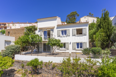 House for sale in HYÈRES  - 4 rooms - 120 m² 