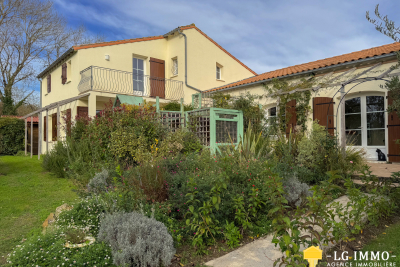 Maison à vendre à MEURSAC  - 6 pièces - 231 m² 