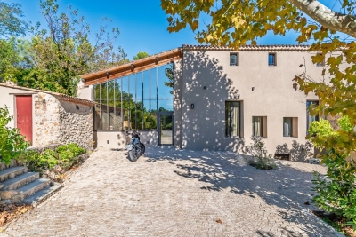 Maison à vendre à BAGNOLS-EN-FORÊT  - 10 pièces - 487 m² 