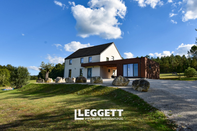 Maison à vendre à MONTIGNAC LASCAUX  - 7 pièces - 185 m² 