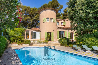 Maison &agrave; vendre &agrave; SANARY-SUR-MER  - 7 pi&egrave;ces - 170 m&sup2; 