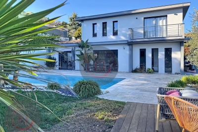 Maison &agrave; vendre &agrave; LES ADRETS-DE-L'ESTÉREL  - 5 pi&egrave;ces - 200 m&sup2; 