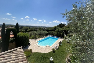 Maison &agrave; vendre &agrave; REMOULINS  - 8 pi&egrave;ces - 200 m&sup2; 