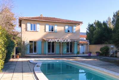 Maison &agrave; vendre terrain pied dans l eau var 