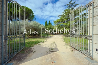 Maison à vendre à ST-MARTIN-DE-CRAU  - 12 pièces - 330 m² 