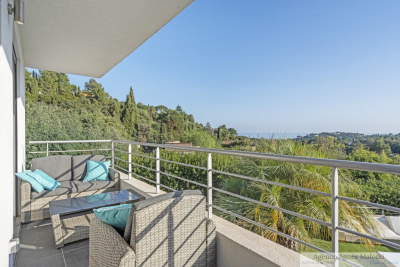 House for sale in CAVALAIRE-SUR-MER  - 12 rooms - 380 m² 