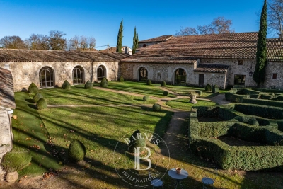 Bien à vendre à AIX-EN-PROVENCE Vaufreges-Leon Lachamp  - 1100 m² 