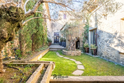 Maison à vendre à UZÈS  - 9 pièces - 377 m² 