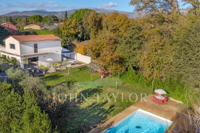 Maison à vendre à Roquefort-les-Pins  - 8 pièces 186 m² 