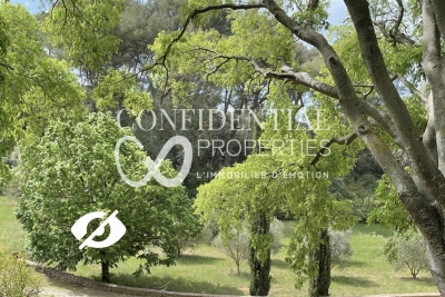 House for sale in GRIMAUD Tourrettes - 13 rooms - 405 m² 