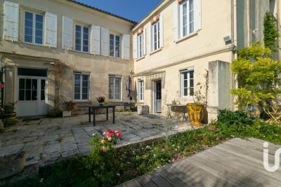 Maison &agrave; vendre &agrave; TONNAY CHARENTE  - 9 pi&egrave;ces - 250 m&sup2; 
