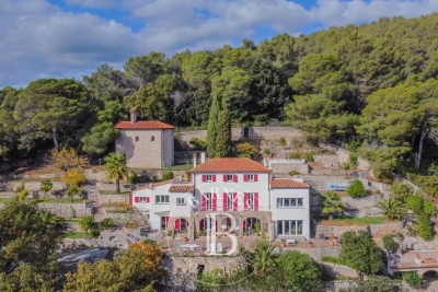 Maison &agrave; vendre &agrave; GRASSE  - 8 pi&egrave;ces - 302 m&sup2; 