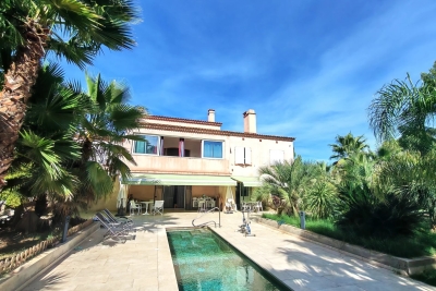 Maison &agrave; vendre &agrave; SANARY-SUR-MER  - 6 pi&egrave;ces - 233 m&sup2; 