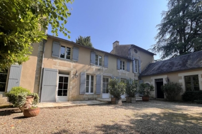 Maison &agrave; vendre &agrave; POITIERS  - 9 pi&egrave;ces - 210 m&sup2; 