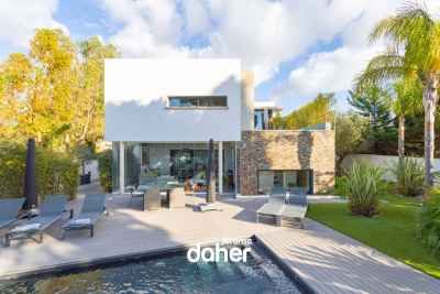 Maison &agrave; vendre &agrave; SANARY-SUR-MER  - 7 pi&egrave;ces - 253 m&sup2; 