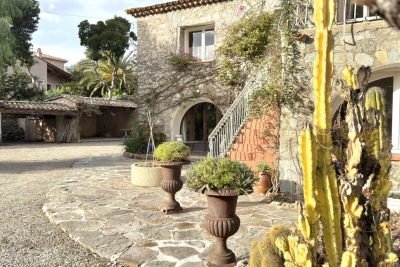 Maison &agrave; vendre &agrave; LES ISSAMBRES  - 8 pi&egrave;ces - 234 m&sup2; 