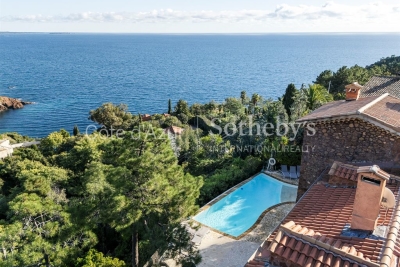 House for sale in THÉOULE-SUR-MER  - 6 rooms - 260 m&sup2; 
