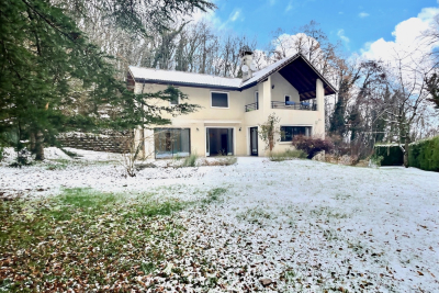 Maison &agrave; vendre &agrave; DIVONNE-LES-BAINS  - 7 pi&egrave;ces - 203 m&sup2; 