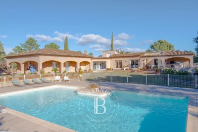 Maison &agrave; vendre &agrave; ROQUEBRUNE-SUR-ARGENS  - 8 pi&egrave;ces - 185 m&sup2; 