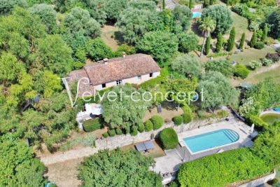 Maison &agrave; vendre &agrave; CHATEAUNEUF-GRASSE  - 5 pi&egrave;ces - 201 m&sup2; 