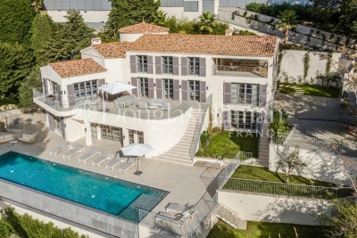 House for sale in CANNES Le Riou - 8 rooms - 450 m&sup2; 