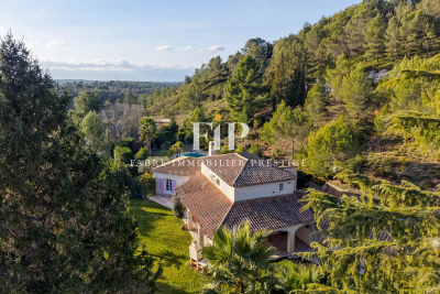 Maison &agrave; vendre &agrave; AIX-EN-PROVENCE  - 7 pi&egrave;ces - 230 m&sup2; 