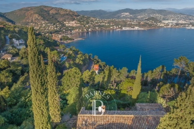 Maison &agrave; vendre &agrave; THÉOULE-SUR-MER Théoule-sur-Mer - 6 pi&egrave;ces - 180 m&sup2; 