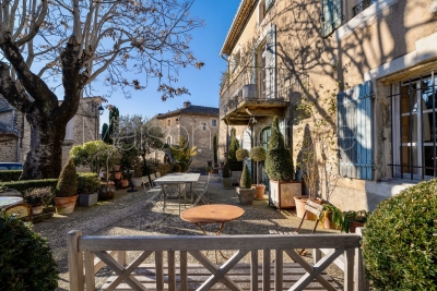 House for sale in CABRIÈRES D'AVIGNON  - 7 rooms - 280 m&sup2; 
