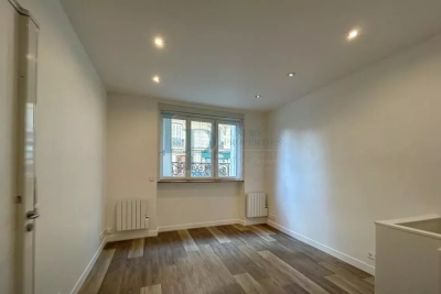 Commerce &agrave; louer &agrave; PARIS 8EME  - 2 pi&egrave;ces - 26 m&sup2; 