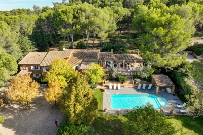 Maison &agrave; vendre &agrave; AIX-EN-PROVENCE  - 8 pi&egrave;ces - 353 m&sup2; 