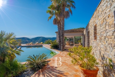 House for sale in ROQUEBRUNE-SUR-ARGENS  - 7 rooms - 299 m&sup2; 