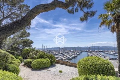 House for sale in ST-RAPHAËL  - 13 rooms - 352 m&sup2; 