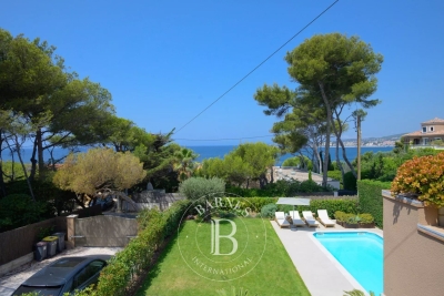 House for sale in SANARY-SUR-MER  - 7 rooms - 208 m&sup2; 