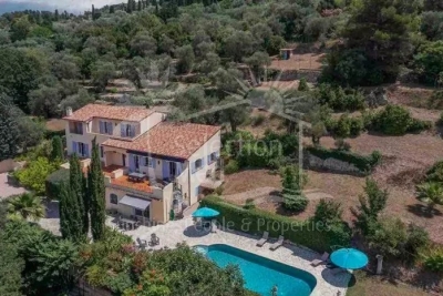 House for sale in GRASSE  - 8 rooms - 250 m&sup2; 