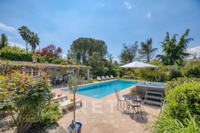 Maison &agrave; vendre &agrave; CHATEAUNEUF-GRASSE  - 9 pi&egrave;ces - 363 m&sup2; 