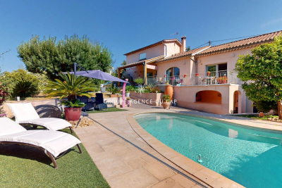 House for sale in ST-AYGULF  - 7 rooms - 147 m&sup2; 