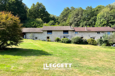 Maison &agrave; vendre jardin piscine atelier 