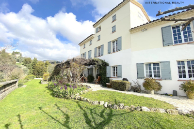 Maison &agrave; vendre &agrave; GRASSE  - 9 pi&egrave;ces - 400 m&sup2; 