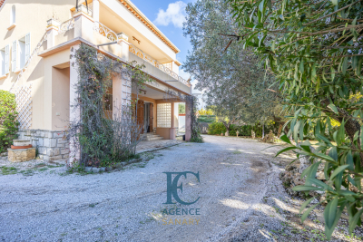 House for sale in SANARY-SUR-MER  - 5 rooms - 133 m&sup2; 