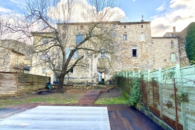 Maison &agrave; vendre &agrave; ST-JEAN-DE-MARUEJOLS-ET-AVEJAN  - 7 pi&egrave;ces - 178 m&sup2; 