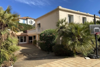 Maison &agrave; louer &agrave; ANTIBES La Fontonne - 5 pi&egrave;ces - 182 m&sup2; 