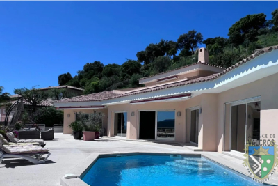 Maison &agrave; vendre &agrave; LA LONDE-LES-MAURES  - 7 pi&egrave;ces - 320 m&sup2; 
