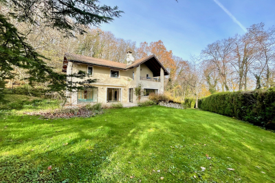 Maison &agrave; vendre &agrave; DIVONNE-LES-BAINS  - 7 pi&egrave;ces - 203 m&sup2; 