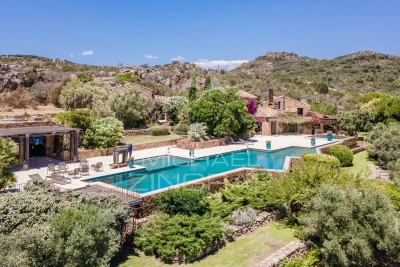 House for sale in BONIFACIO  - 9 rooms - 418 m&sup2; 