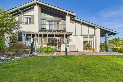 Maison &agrave; vendre &agrave; ST-JEAN-DE-LUZ  - 7 pi&egrave;ces - 230 m&sup2; 
