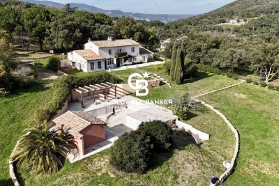 Maison &agrave; vendre &agrave; PLAN-DE-LA-TOUR  - 6 pi&egrave;ces - 261 m&sup2; 