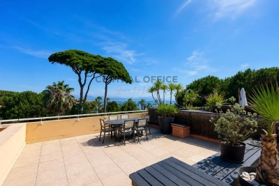 Apartment for sale in CAP D'ANTIBES Maure Vieille-La Napoule - 3 rooms - 146 m&sup2; 