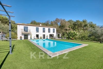 Maison &agrave; vendre &agrave; CHATEAUNEUF-GRASSE  - 6 pi&egrave;ces - 500 m&sup2; 