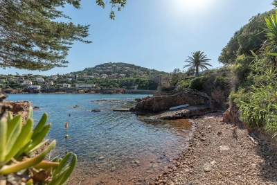 House for sale in ANTHEOR  - 6 rooms - 275 m&sup2; 