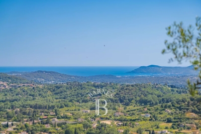 House for sale in CHATEAUNEUF-GRASSE  - 7 rooms - 239 m&sup2; 